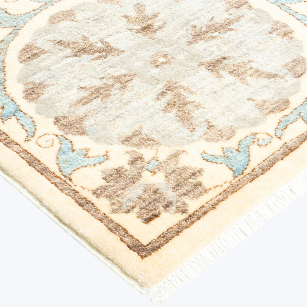 IVORY TRADITIONAL WOOL RUG - 8' 1" x 9' 9"