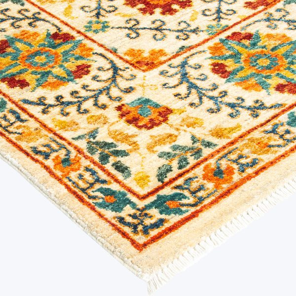IVORY TRADITIONAL WOOL RUG - 5' 2" x 7' 7"