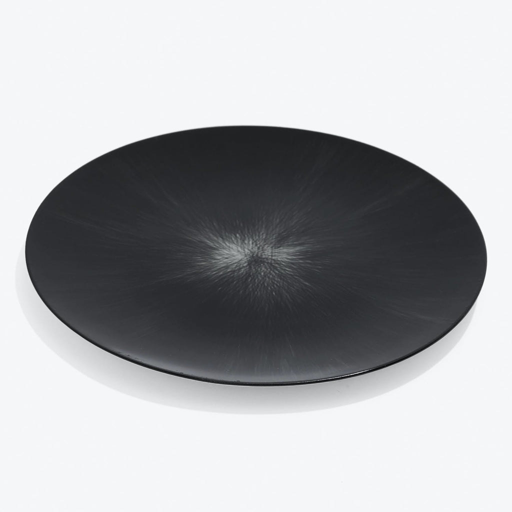 Sleek round plate with a stunning gradient effect on dark color.