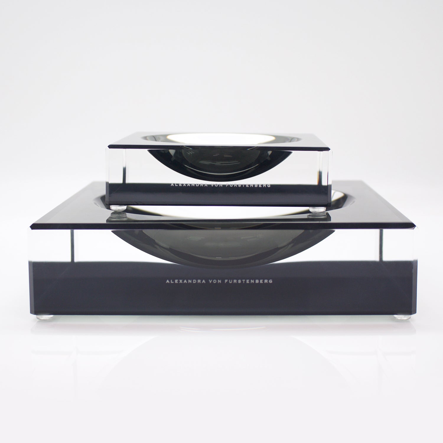 Minimalistic, sleek centerpiece by Alexandra Von Furstenberg exudes elegance.