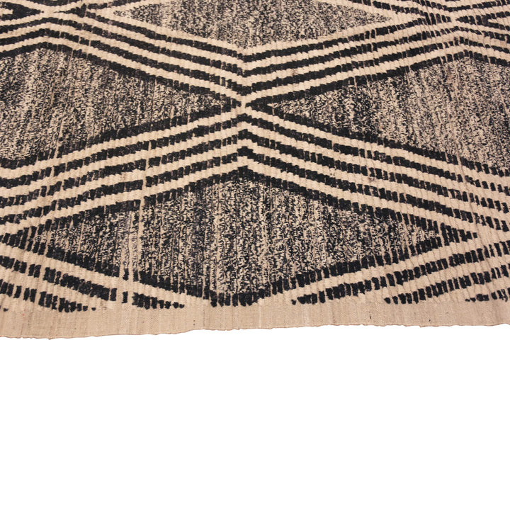 Black Zameen Traditional Wool Rug - 7'3" x 9'10"