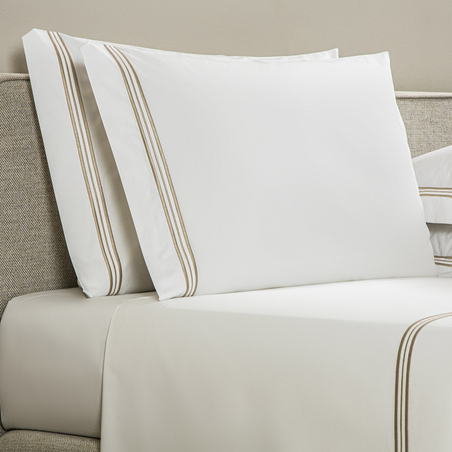Triplo Bourdon Sheet Set White + Beige Pillowcase / King