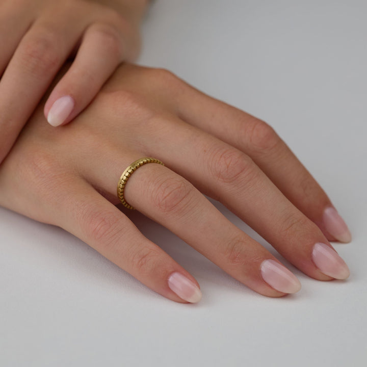 18K Yellow Gold Continuous Side Dots Band