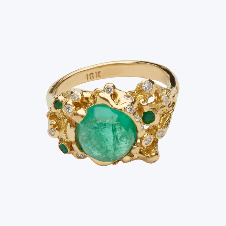 Vintage 18K gold ring with central green gemstone design