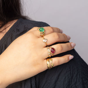 Vintage 18K gold ring with central green gemstone design - hover