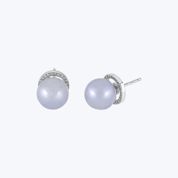 Classic pearl earrings with sparkling halo detail, elegant and versatile.