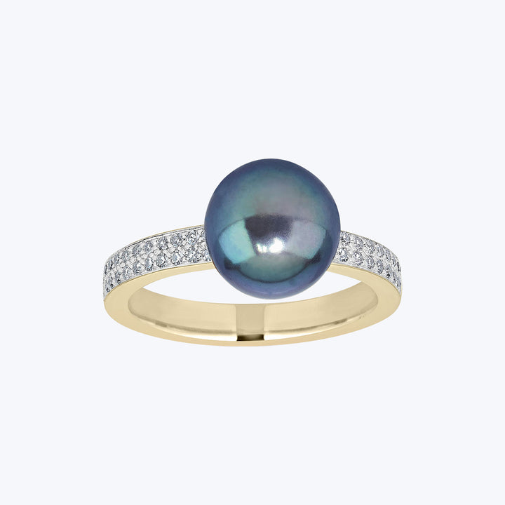 Elegant gold ring with iridescent pearl and sparkling gemstones