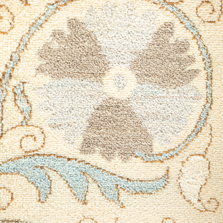 IVORY TRADITIONAL WOOL RUG - 8' 1" x 9' 9"