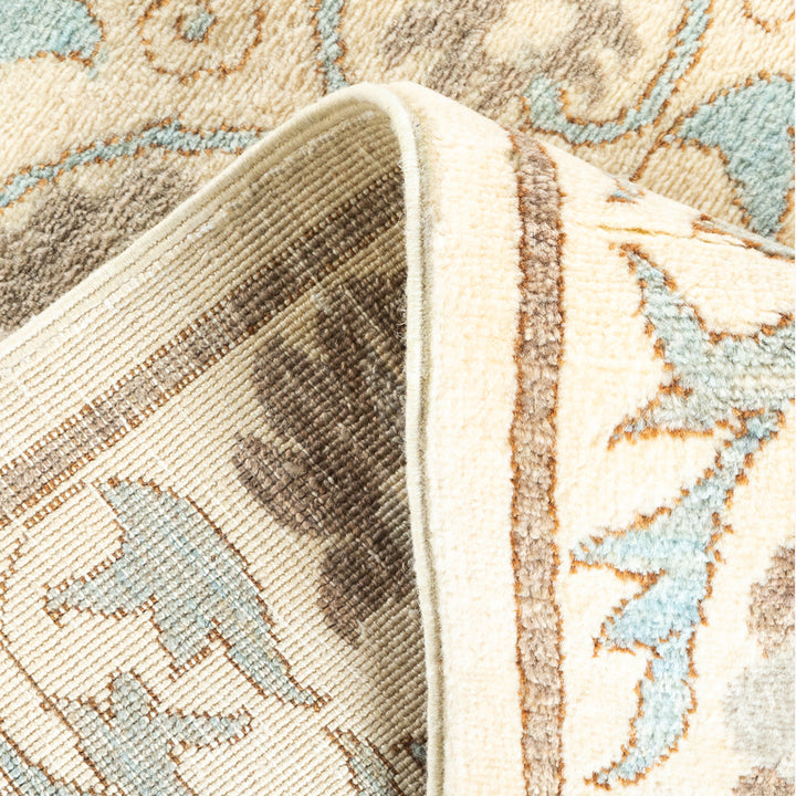 IVORY TRADITIONAL WOOL RUG - 8' 1" x 9' 9"