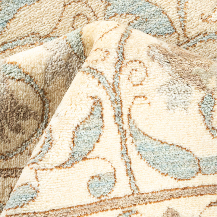 IVORY TRADITIONAL WOOL RUG - 8' 1" x 9' 9"