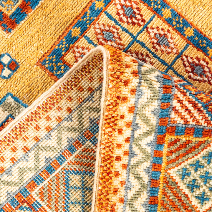 YELLOW TRADITIONAL WOOL RUG - 5' 5" x 6' 6"