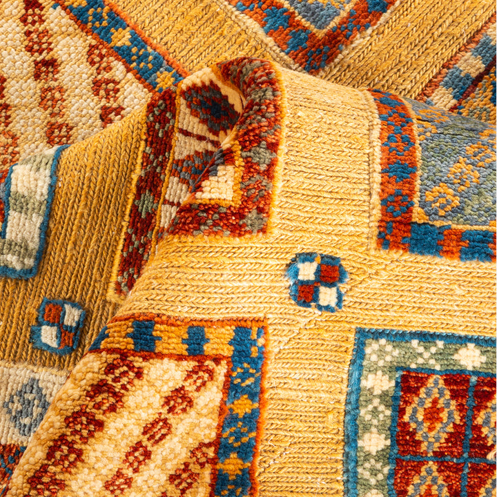 YELLOW TRADITIONAL WOOL RUG - 5' 5" x 6' 6"