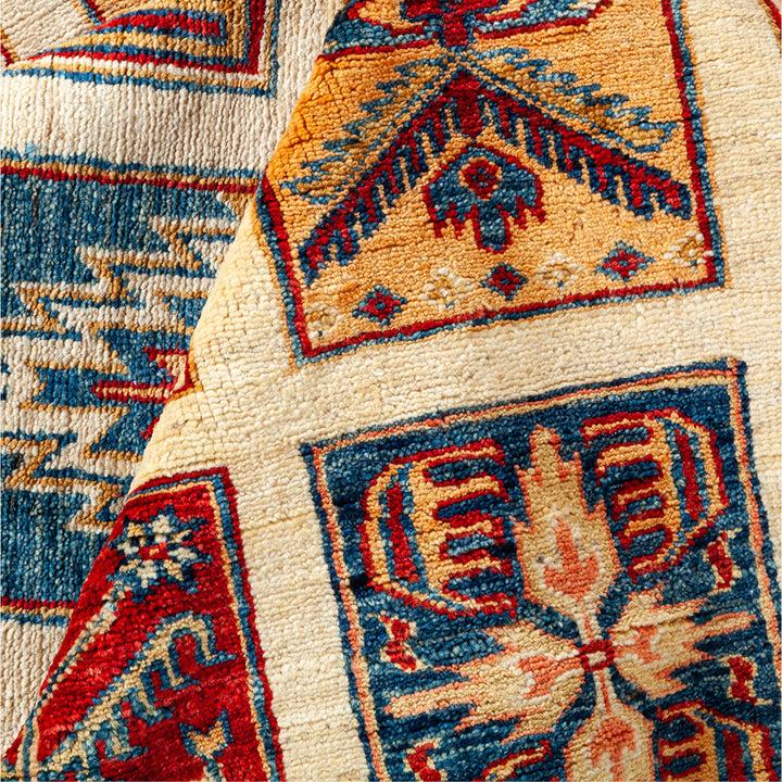 IVORY TRADITIONAL WOOL RUG - 4' 10" x 6' 7"