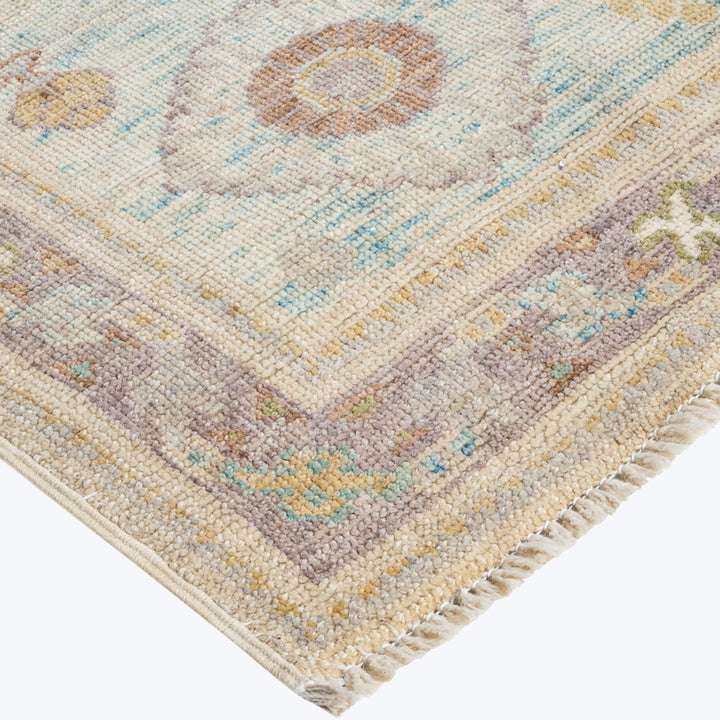 IVORY TRADITIONAL WOOL RUG - 4' 11" x 6' 8"