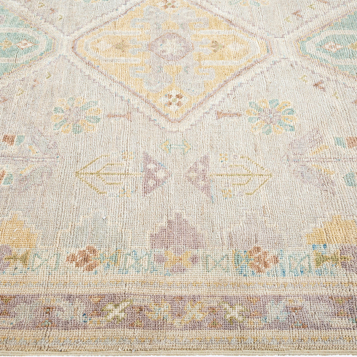 IVORY TRADITIONAL WOOL RUG - 4' 11" x 6' 8"