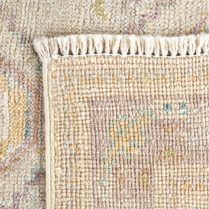 IVORY TRADITIONAL WOOL RUG - 4' 11" x 6' 8"