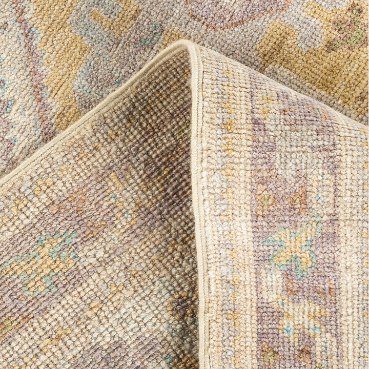 IVORY TRADITIONAL WOOL RUG - 4' 11" x 6' 8"