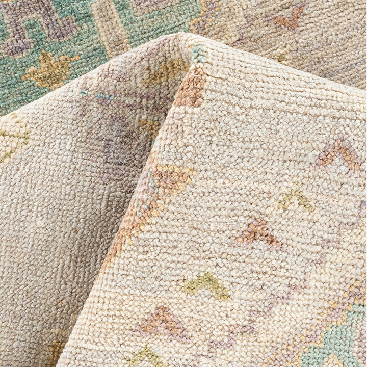 IVORY TRADITIONAL WOOL RUG - 4' 11" x 6' 8"