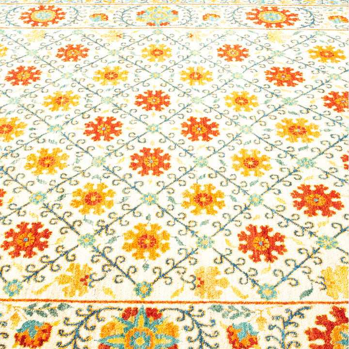 IVORY TRADITIONAL WOOL RUG - 5' 2" x 7' 7"