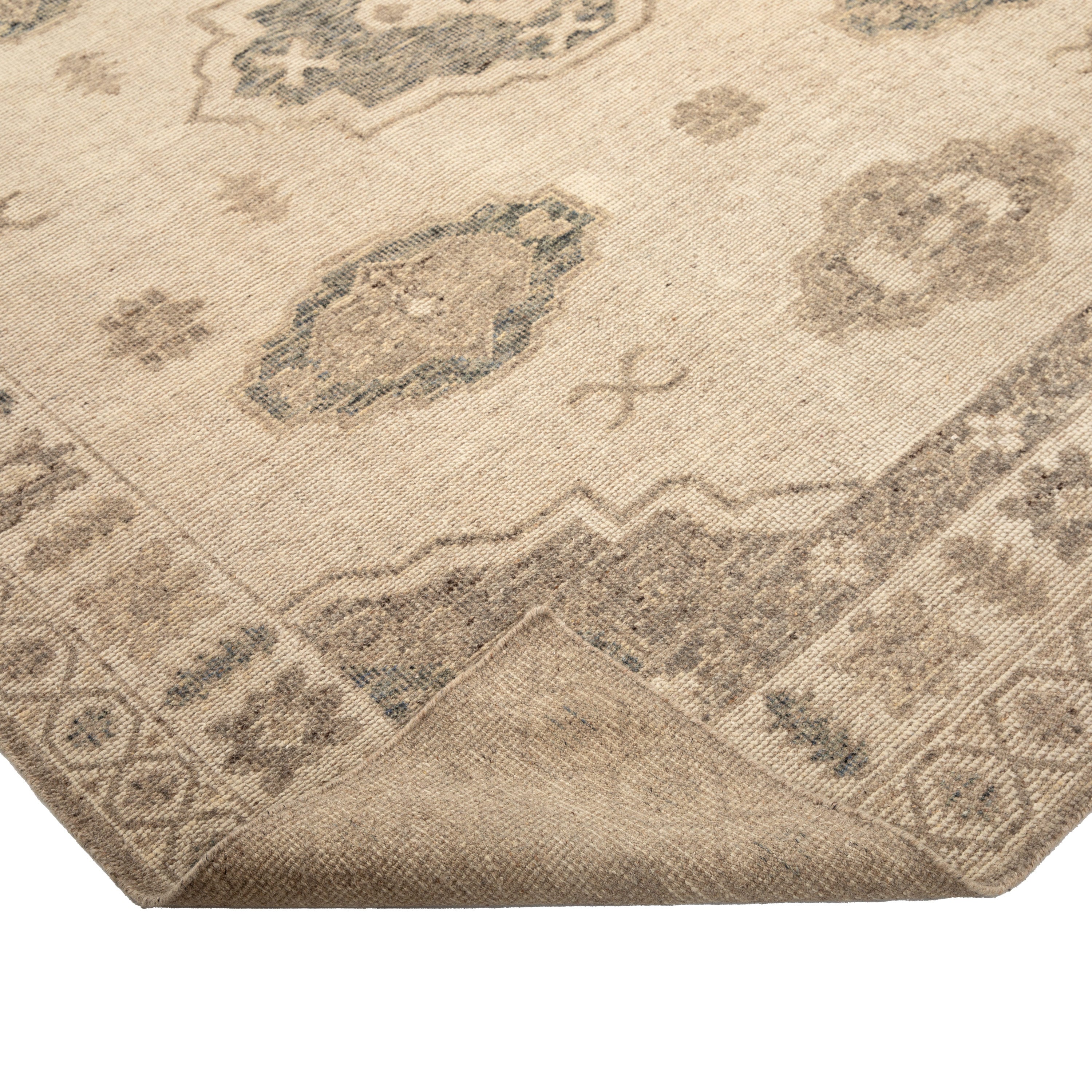 Ivory Beige Traditional Wool Rug - 8' x 10'