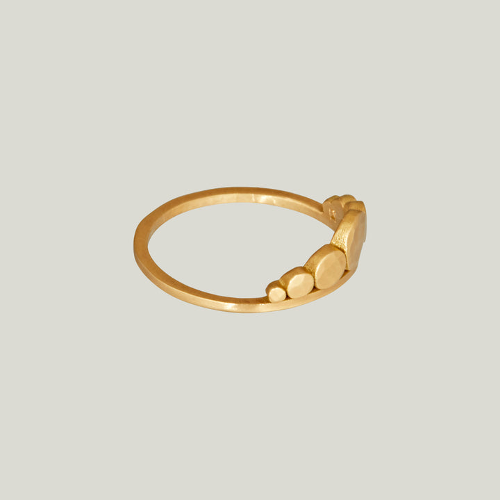 18K Yellow Gold Hammered Side Dots Band