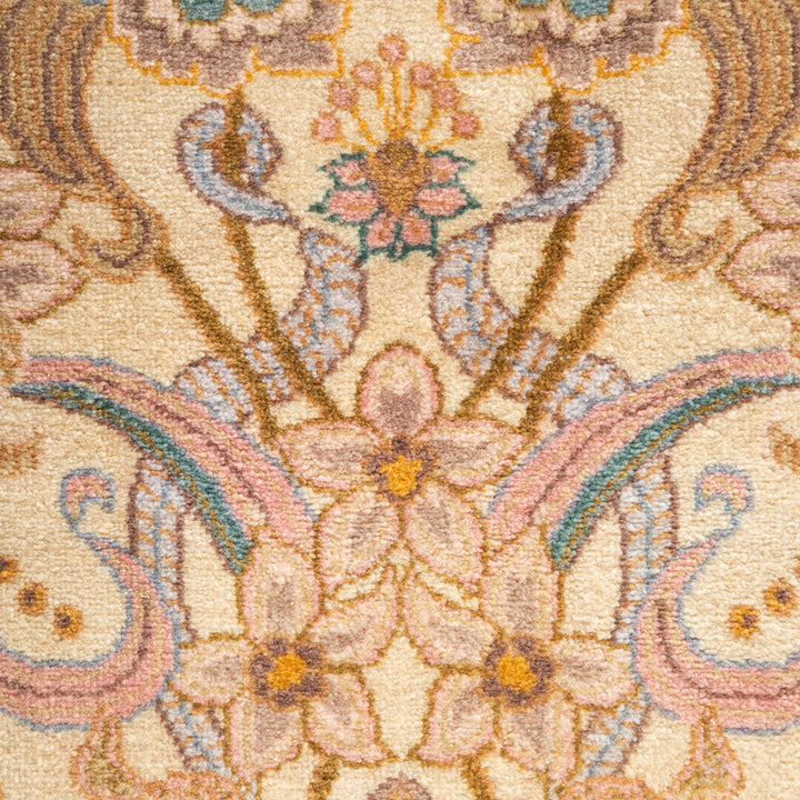 Ivory Traditional Wool Rug - 6'1" x 9'