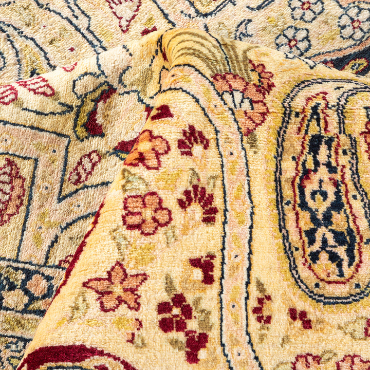 Ivory Traditional Wool Rug - 8'1" x 10'9"