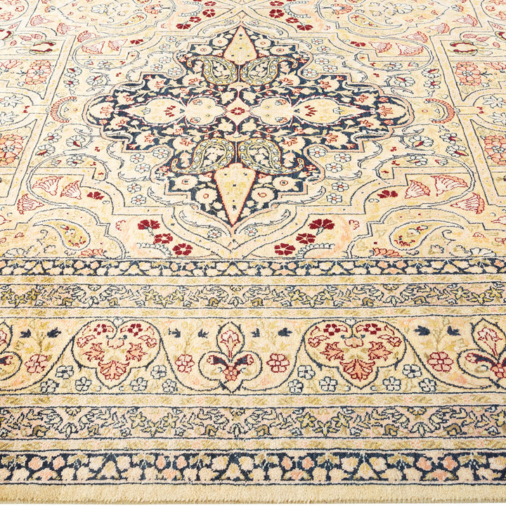 Ivory Traditional Wool Rug - 8'1" x 10'9"