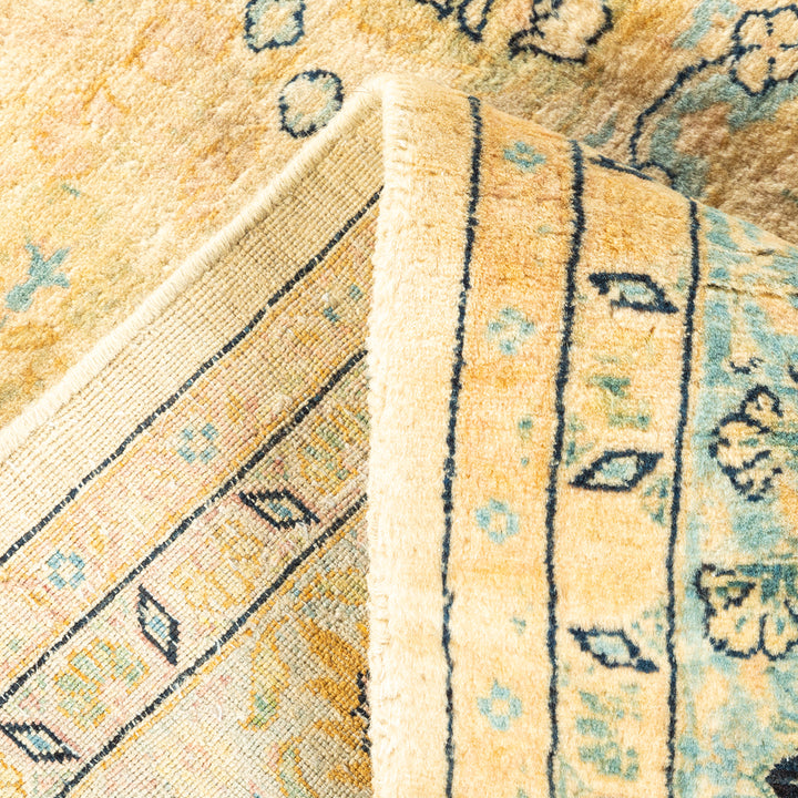Ivory Traditional Wool Rug - 6'2" x 8'9"