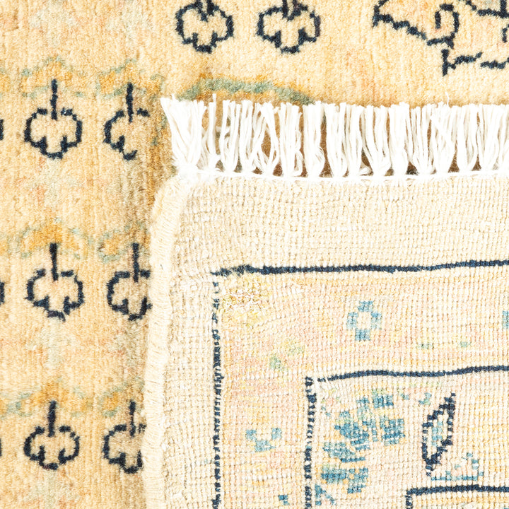 Ivory Traditional Wool Rug - 6'2" x 8'9"