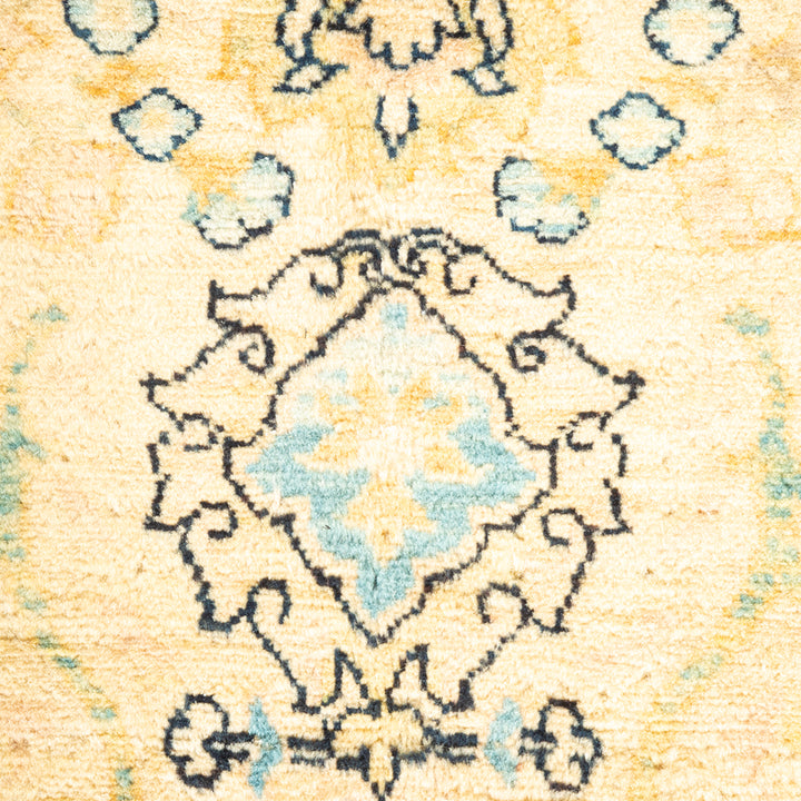 Ivory Traditional Wool Rug - 6'2" x 8'9"
