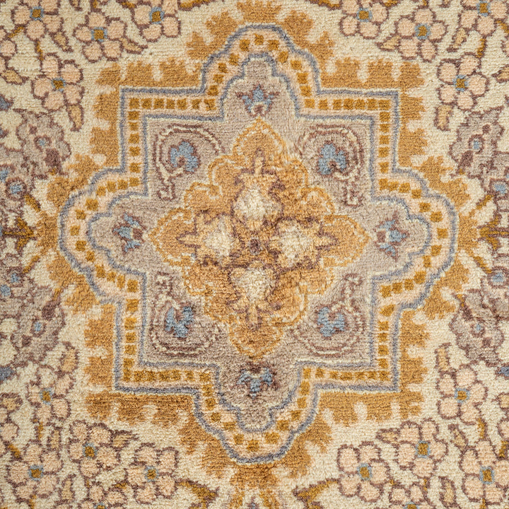 Ivory Traditional Wool Rug - 6' x 9'8"