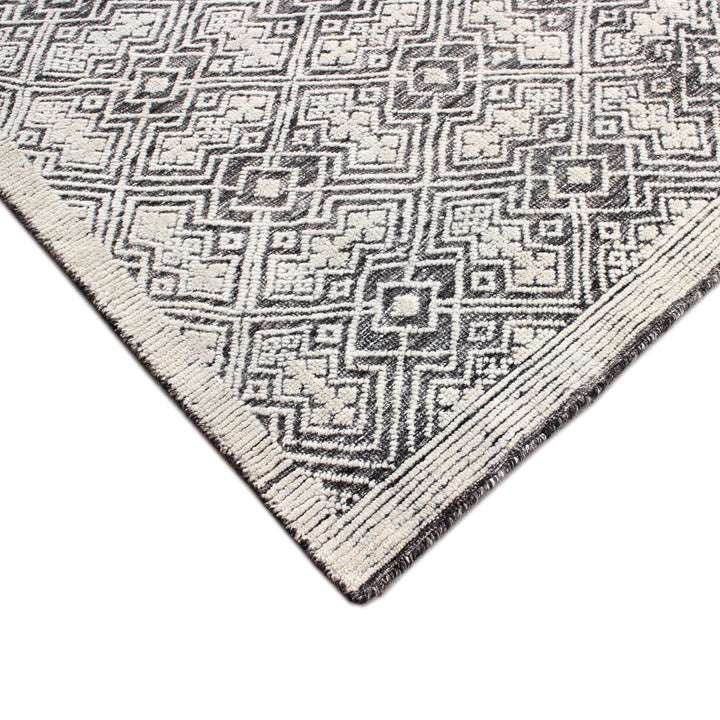 Ivory Black Traditional Wool Rug - 9'1" x 12'