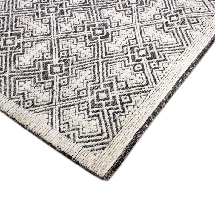 Ivory Black Traditional Wool Rug - 9'1" x 12'