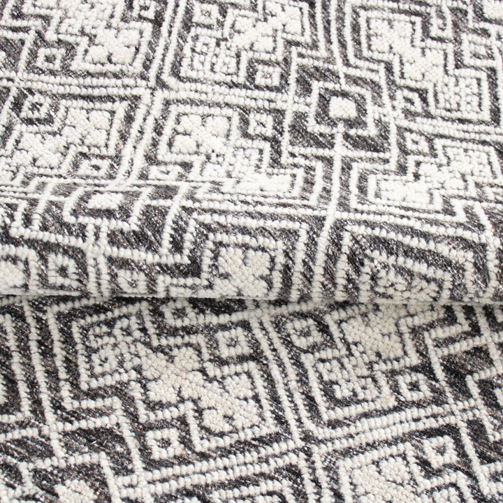 Ivory Black Traditional Wool Rug - 9'1" x 12'