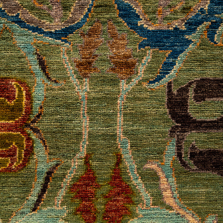 Green Soluna Traditional Wool Rug - 7'9" x 9'6"