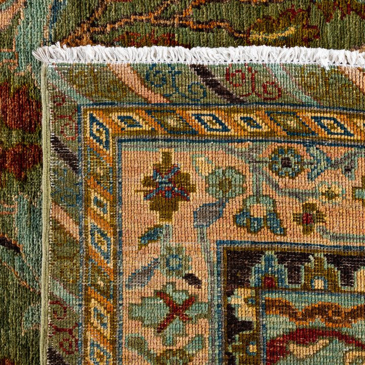 Green Soluna Traditional Wool Rug - 7'9" x 9'6"
