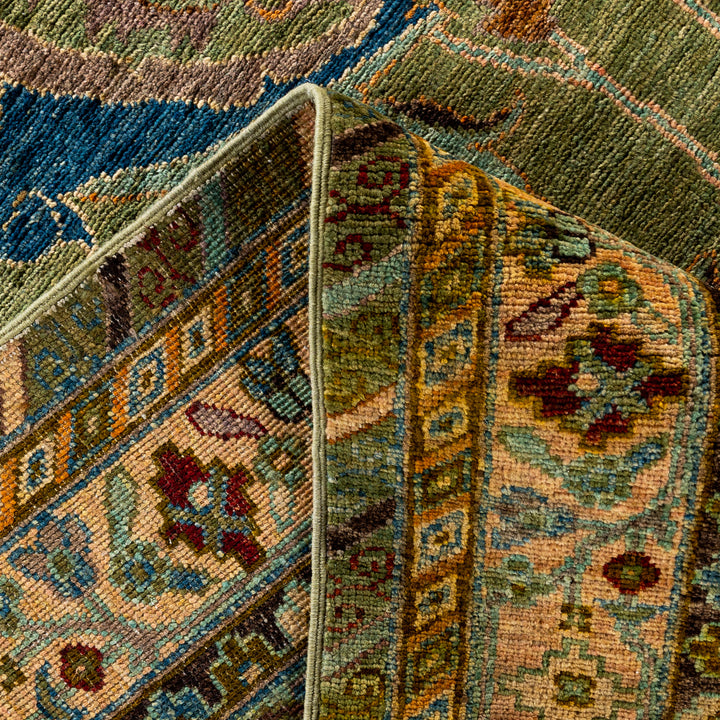Green Soluna Traditional Wool Rug - 7'9" x 9'6"
