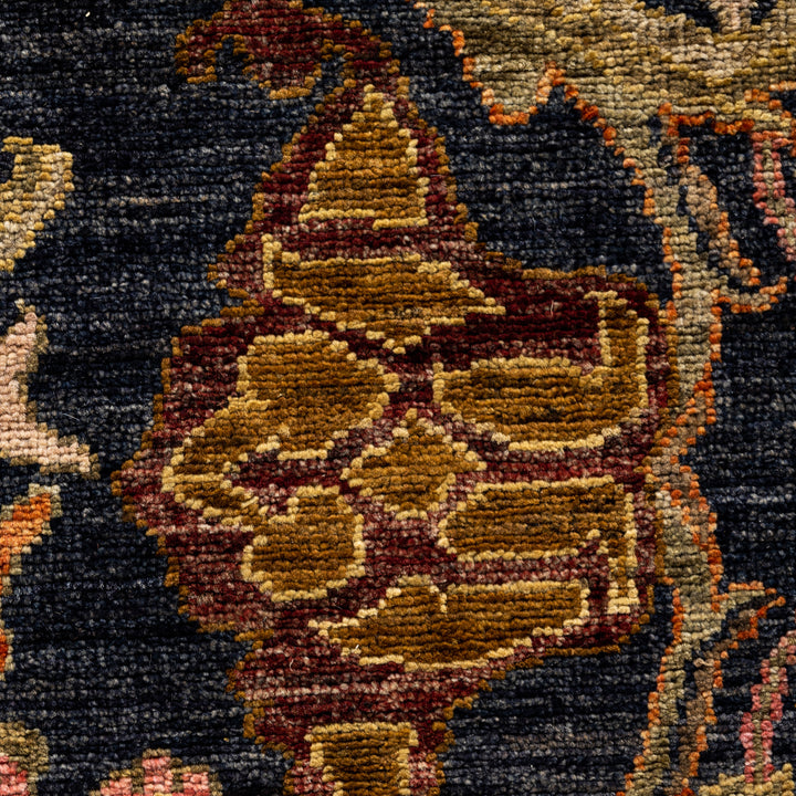Black Soluna Traditional Wool Rug - 6' x 8'10"