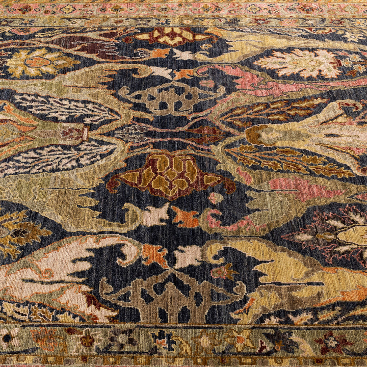 Black Soluna Traditional Wool Rug - 6' x 8'10"