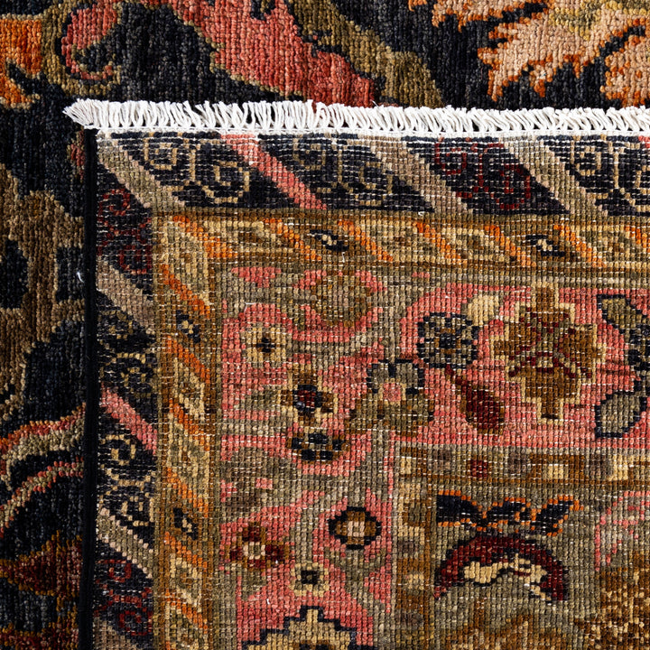 Black Soluna Traditional Wool Rug - 6' x 8'10"