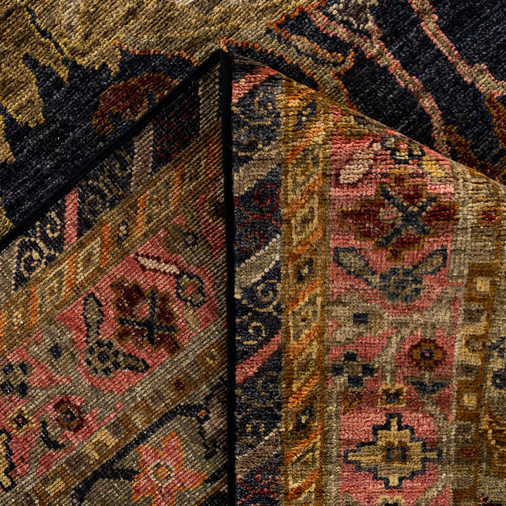 Black Soluna Traditional Wool Rug - 6' x 8'10"