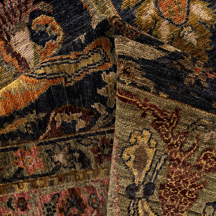 Black Soluna Traditional Wool Rug - 6' x 8'10"