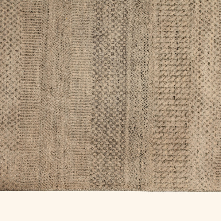 Transitional Wool Art Silk Blend Rug - 7'10" x 10'4"