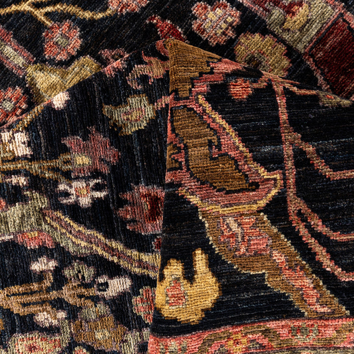 Black Soluna Traditional Wool Rug - 6'1" x 9'