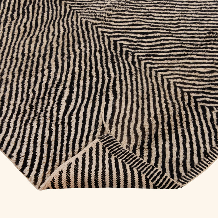 Black & White Moroccan Berber Wool Rug - 5'7" x 6'11"
