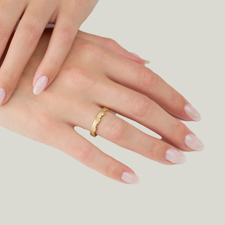 Image for 18ky gold diamond side scalloped band