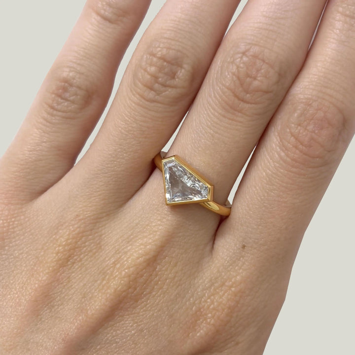Vintage 18K Yellow Gold 1.57 ct. Shield Diamond "Freyja" Ring