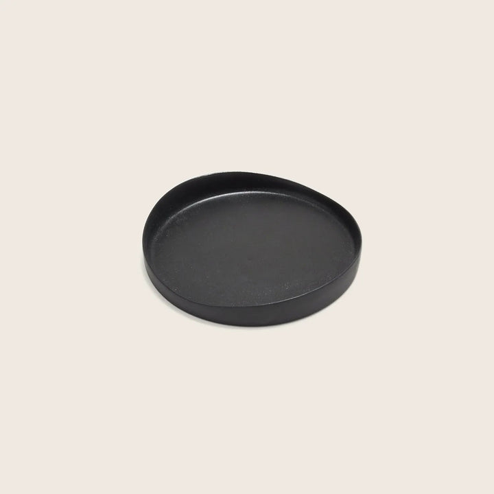 Modern and minimalistic black round plate with raised edges.