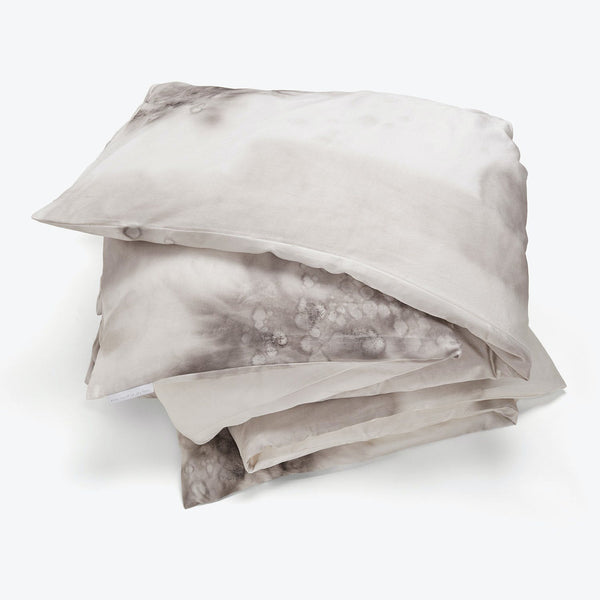Coordinated bedding set with stylish pillowcases featuring organic marble patterns.